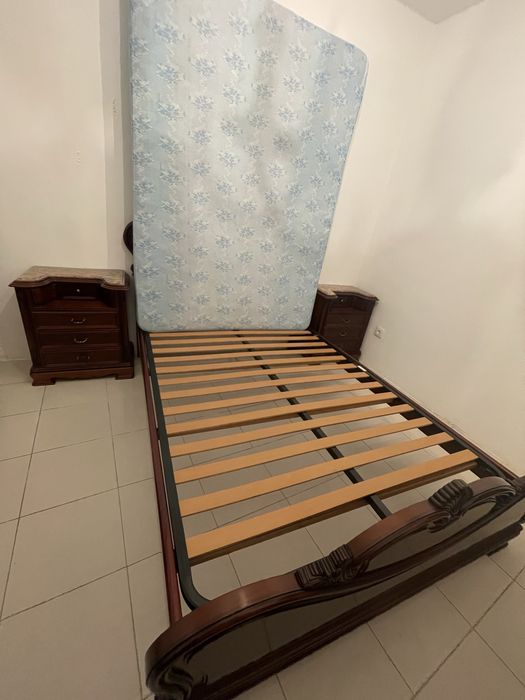 Cama de casal completa com estrado,  e mesinhas de cabeceira