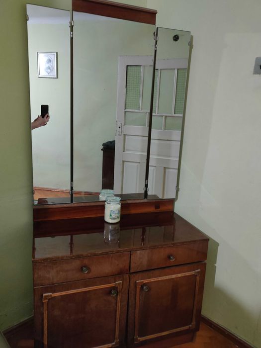 Дзеркало з тумбою