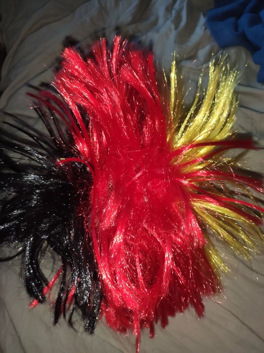 Парік перука чорний червоний жовтий парик