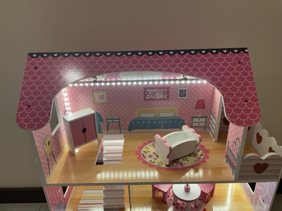 Domek dla lalek drewniany + 4 Lalki mebelki oświetlenie LED 70 cm