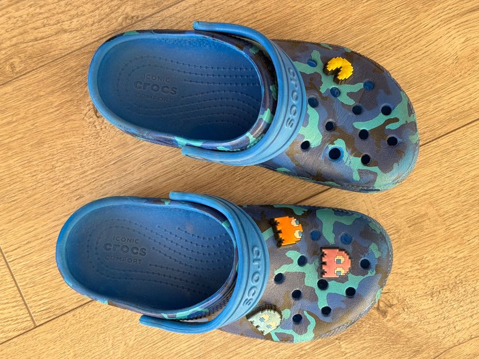 Klapki Crocs w rozmiarze C13 (30/31)  z dodatkowymi przypinkami.