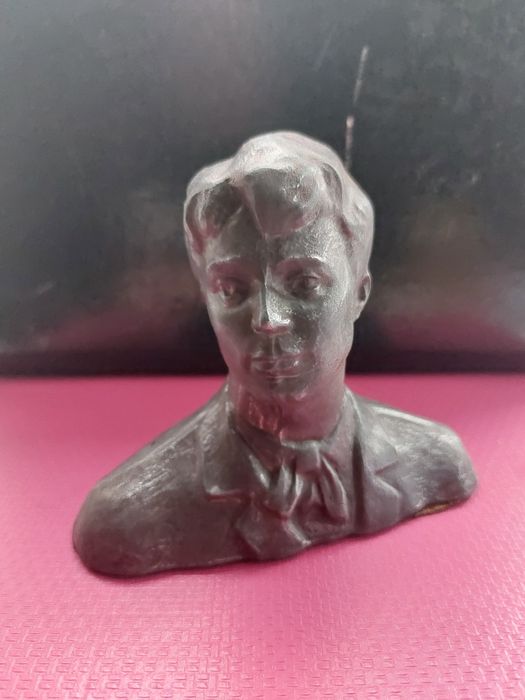 Бюст Сергія Єсеніна.