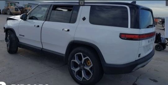 Продам Rivian R1S 2023