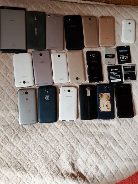 Продам на запчасти телефоны.