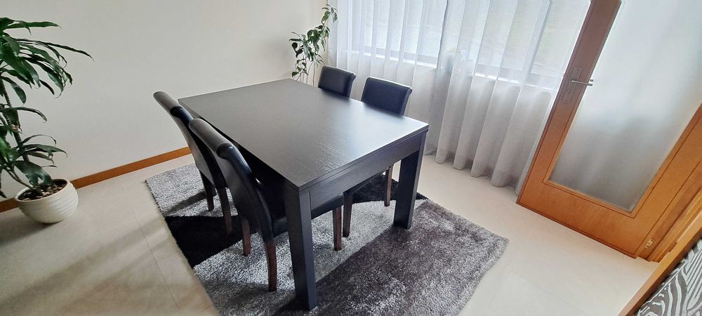 Mesa de jantar extensivel com 4 cadeiras