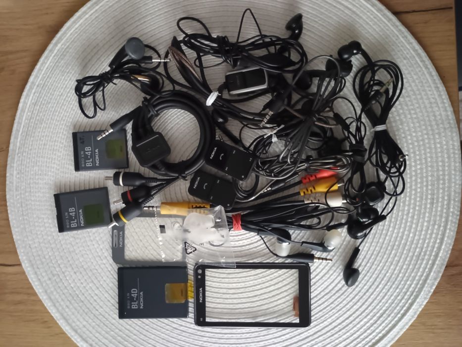 Zestaw kabli , słuchawek  w większości do telefonu Nokia