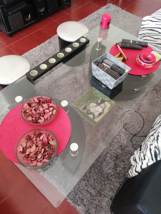 Mesa como nova com dois pouf's64584489321857122