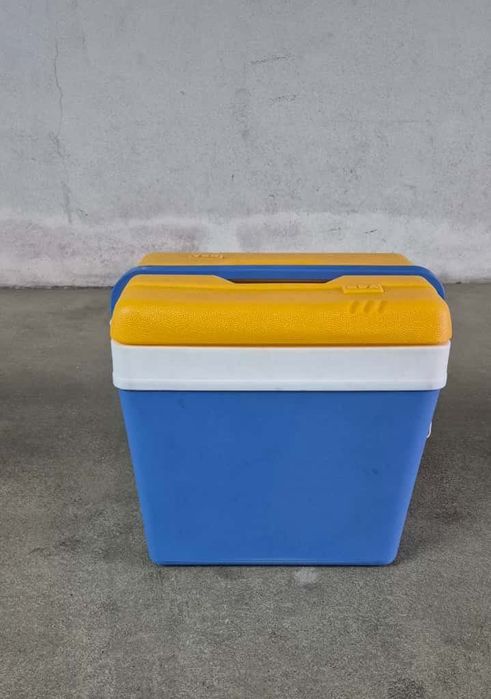 Geleira azul com tampa amarela