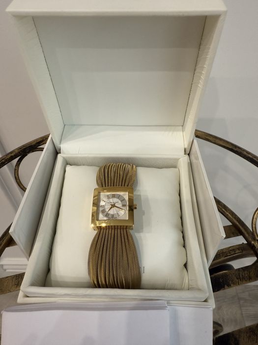 Nina Ricci часы.