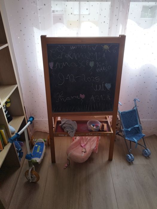 Cavalete madeira com ardósia, quadro e para colocar rolo de papel