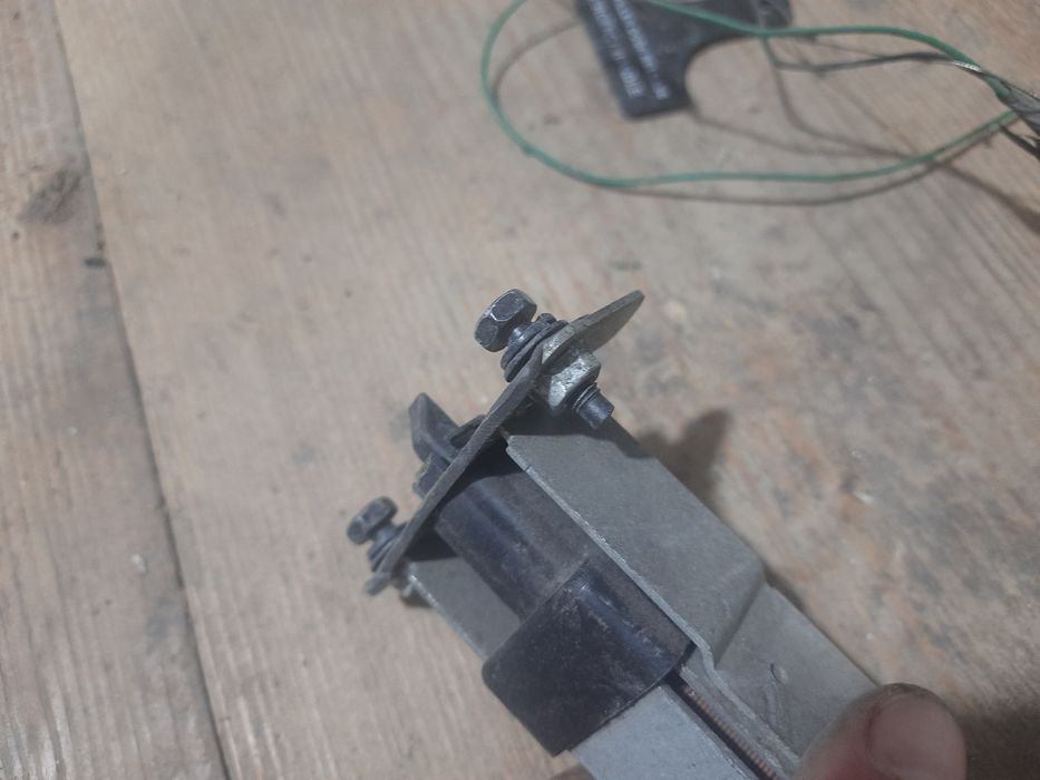 Штовхач толкатель відкривання лючка бензобака Кіа Каренс 95720-1000