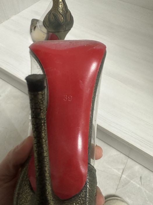 Нові туфлі золотого кольору з силіконом