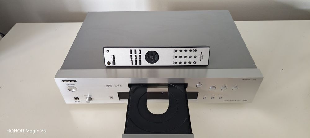 Odtwarzacz CD Onkyo C-7030