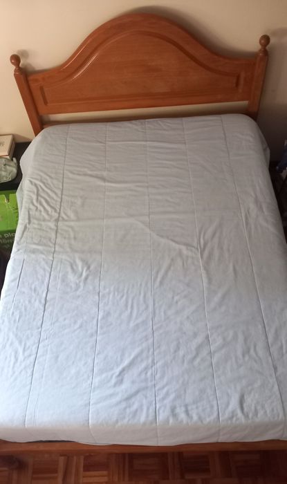 Conjunto quarto composto por cama, cómoda e espelho
