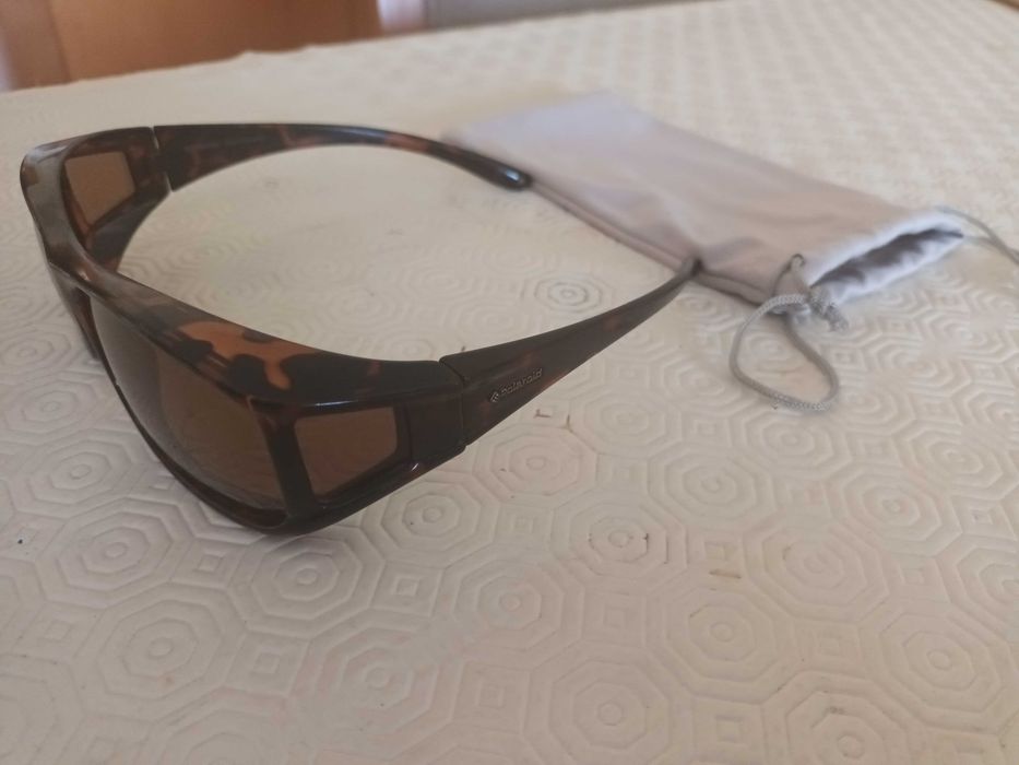 Oculos de sol Polaroid castanhos. Oferta de bolsa da marca