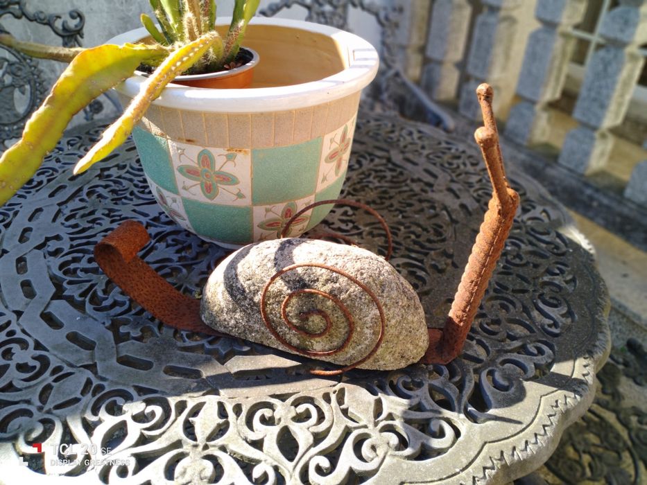 Caracol artesanal em pedra e ferro