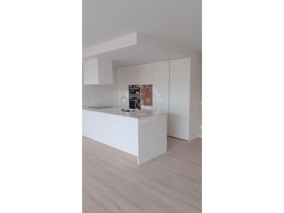 Apartamento T3 com Suite, Varanda com churrasqueira e Box de Garage...