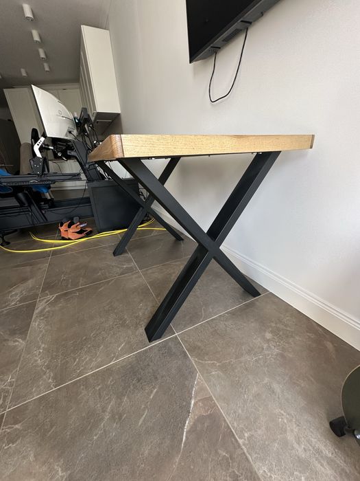 Стіл з ясеня, стійкий