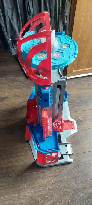 Torre ultimamente partulha pata