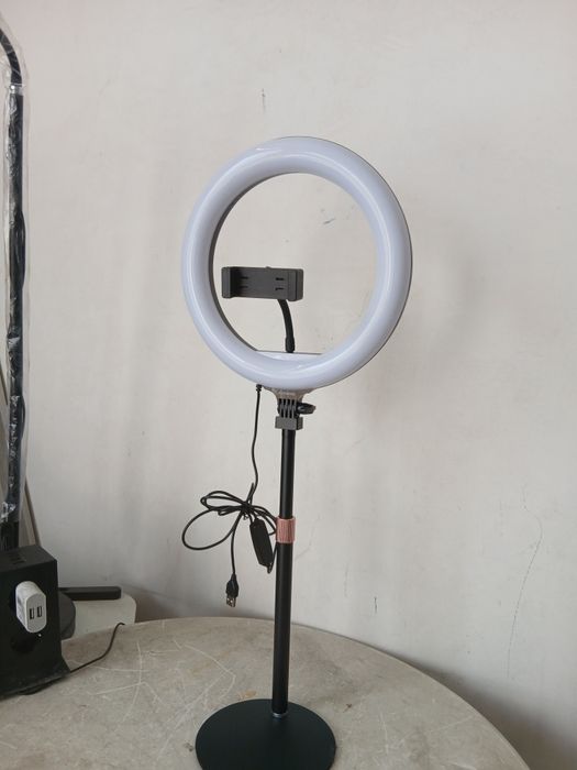 Lampka pierścieniowa 10" ze stojakiem, lampa okrągła LED z uchwytem na telefon