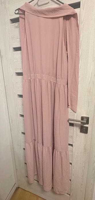Maxi Dress – Pudrowy Róż z Eleganckim Wiązaniem