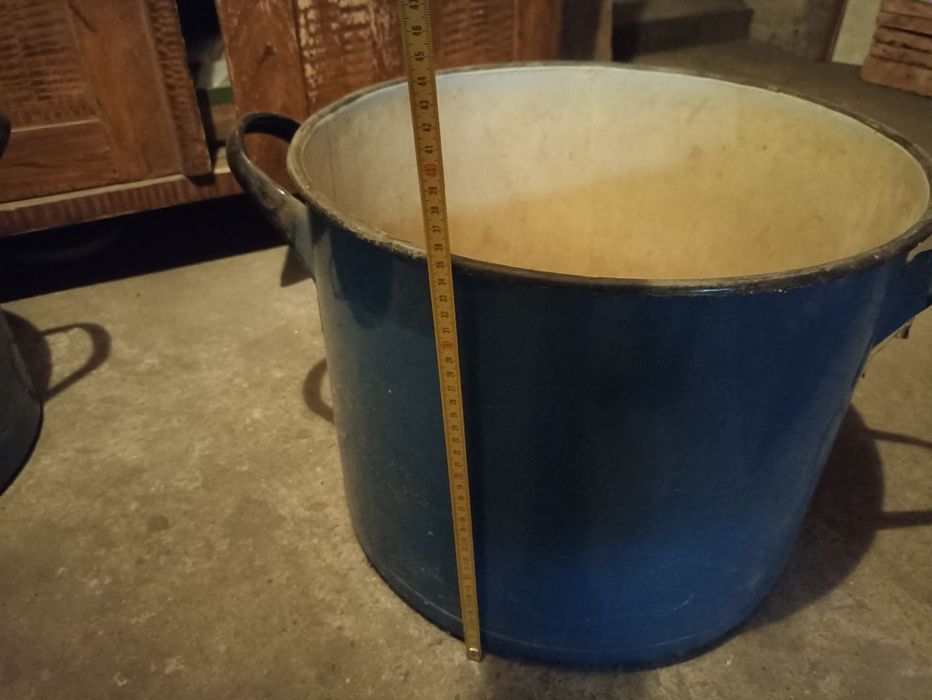 Duże garnki i miska