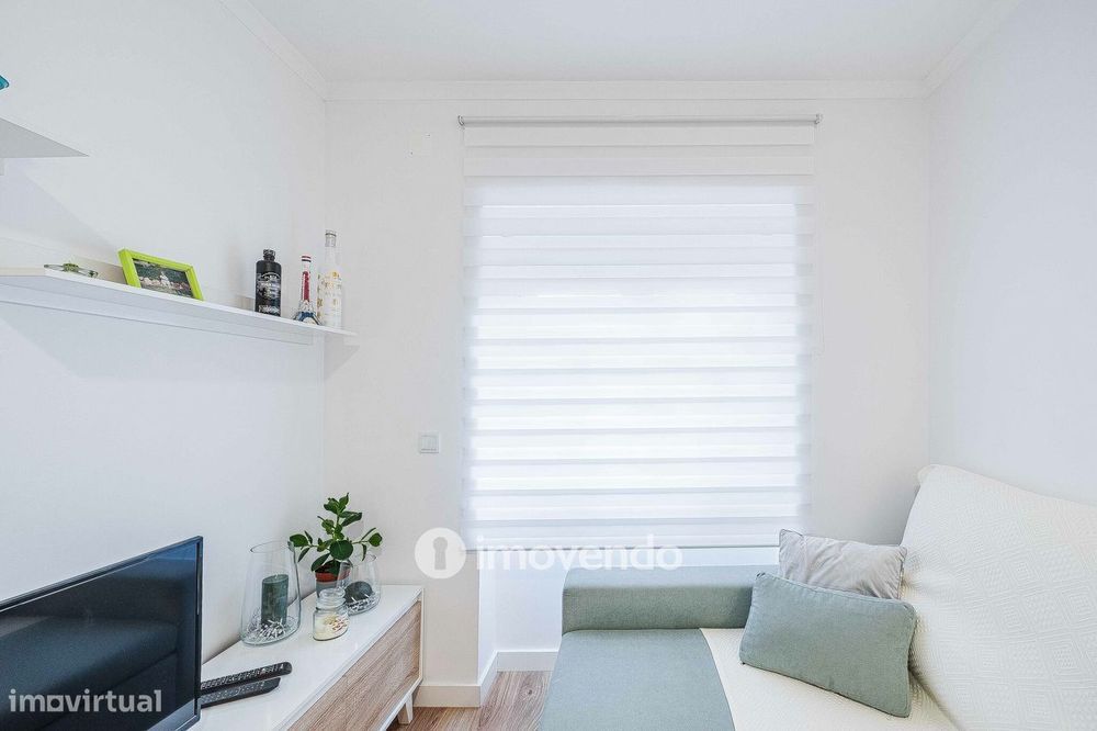 Apartamento T2 totalmente renovado, com cozinha equipada, na Amadora