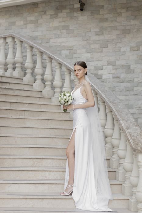 Свадебное платье блестящее с разрезом весільна сукня блискуча