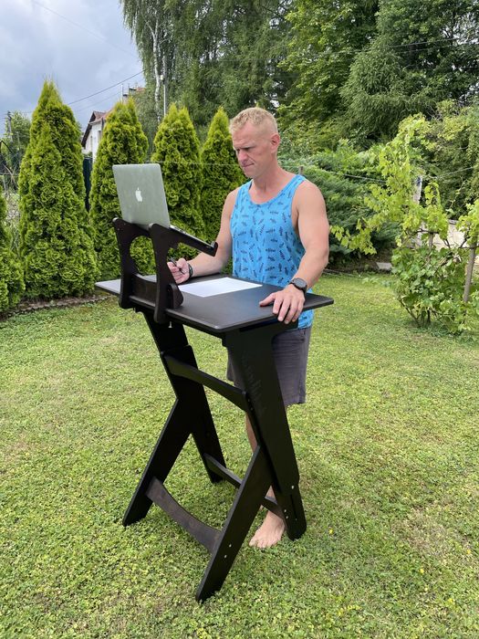 Biurko drewniane, regulowane do pracy na stojąco.