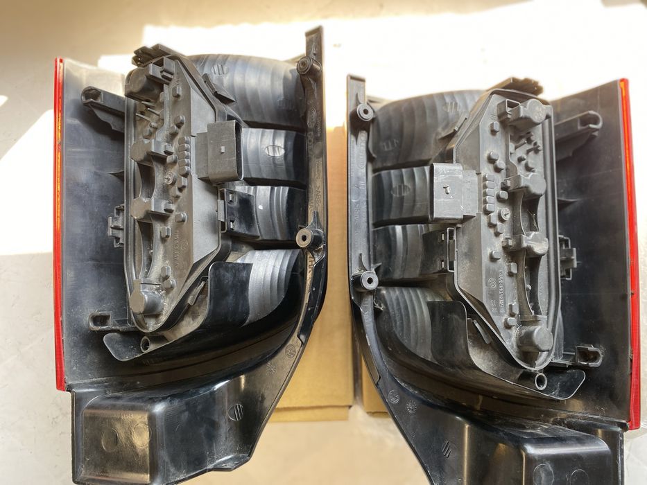 Продам задні стопи на т5 оригінал  як нові