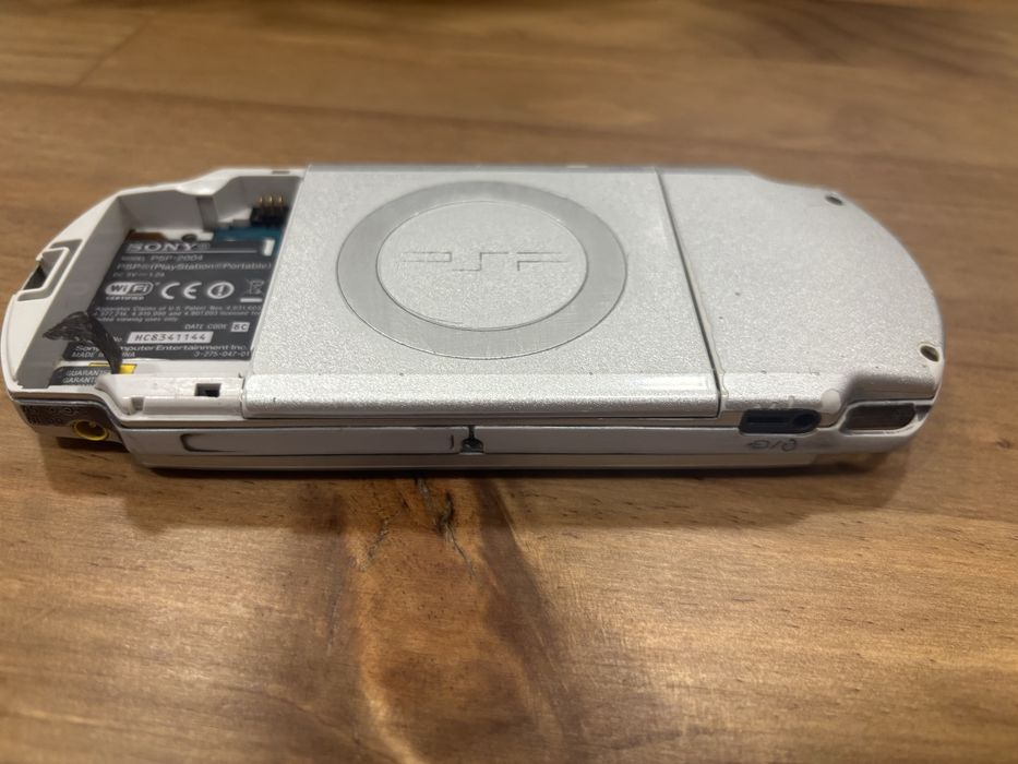 PSP-2004 silver avariada/Para peças