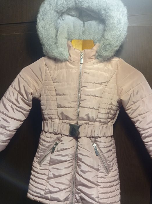 Пальто для девочки 5-6 лет.