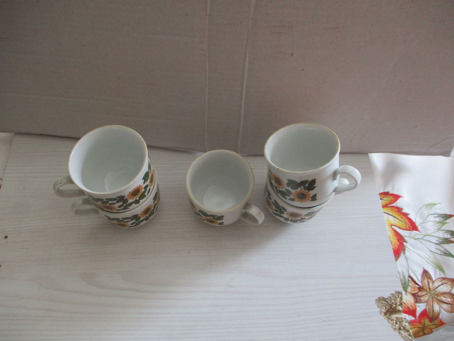 karafka z kieliszkami z drewna wazon szklany