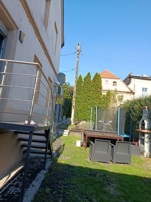 Dwupoziomowe mieszkanie z ogrodem i garażem