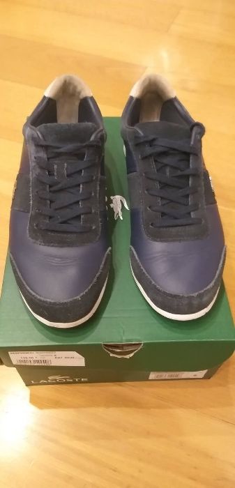 Sapatos Lacoste.