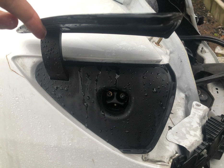 Порт зарядки лючок  tesla model 3