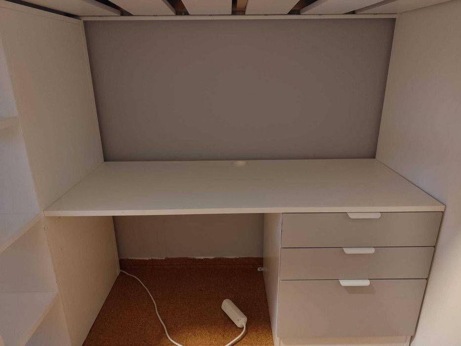 Cama alta IKEA SMASTAD com roupeiro e secretária