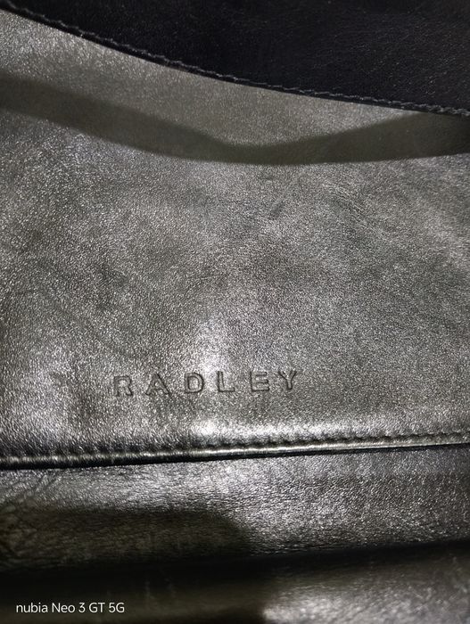 чорна сумка з натуральної шкіри від бренду Radley.