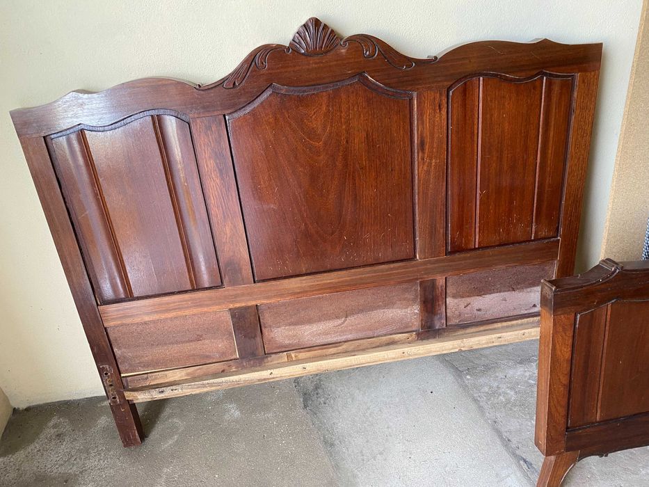 Cama antiga em bom estado