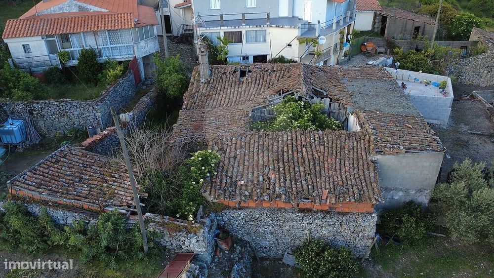 Moradia T3 para restauro em Mourão, Vila Flor!
