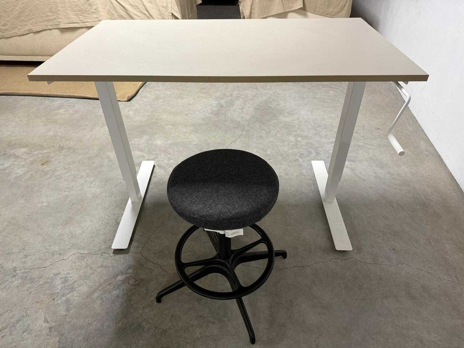 Mesa de pintura com banco.