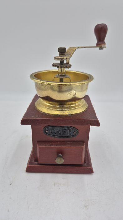 Piękny drewniany młynek vintage T36