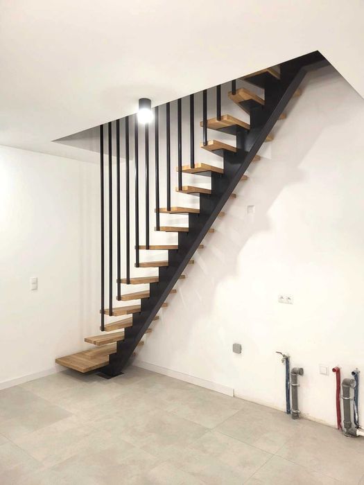 Schody metalowe na belce centralnej prostej