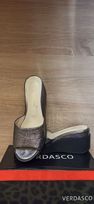 Продам  жиночі шлепанці.