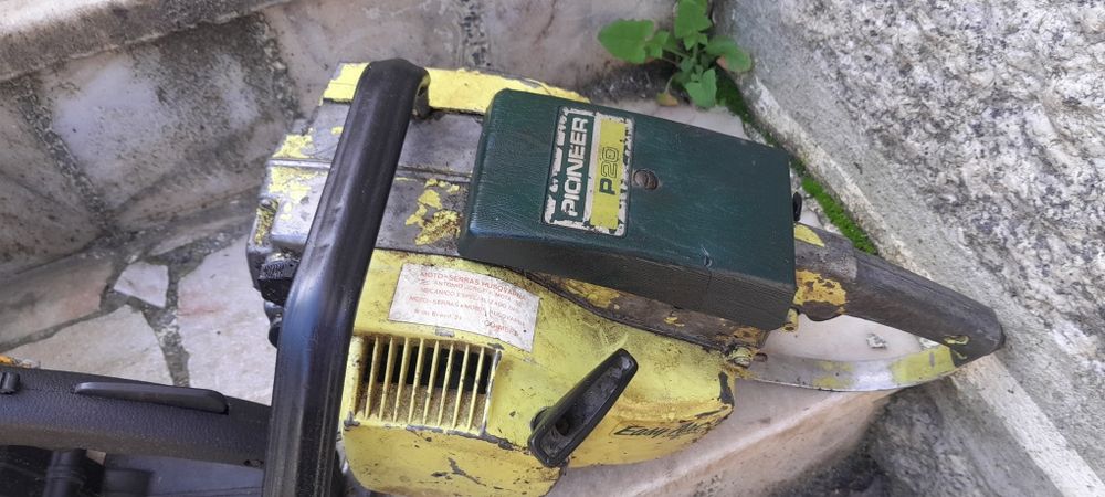 Motosserras varias a trabalhar