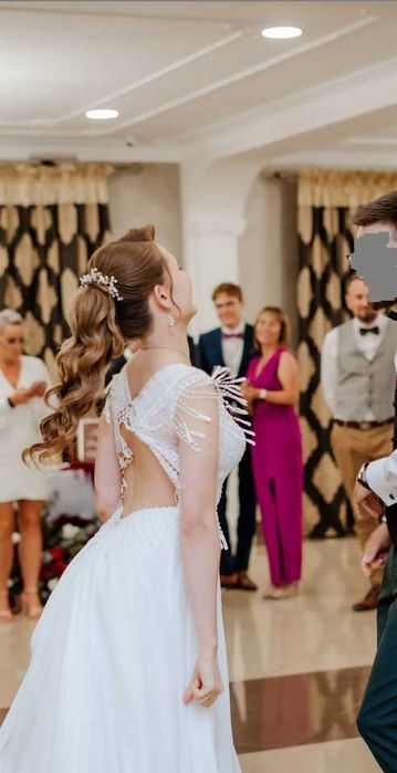 Suknia ślubna z trenem boho frędzle