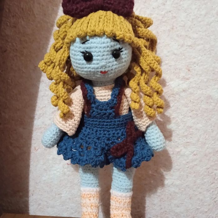 В'язана лялька ручної роботи