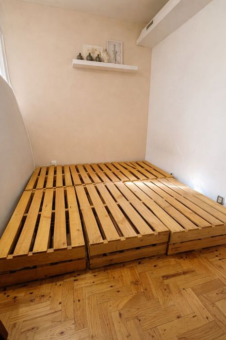 Paletes lixadas e envernizadas