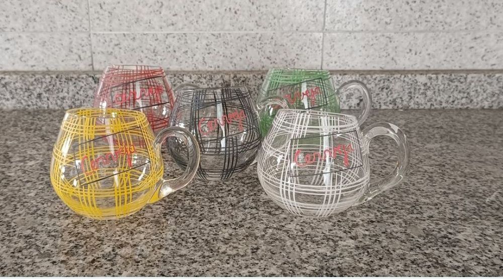 Caneca de cerveja e copos.