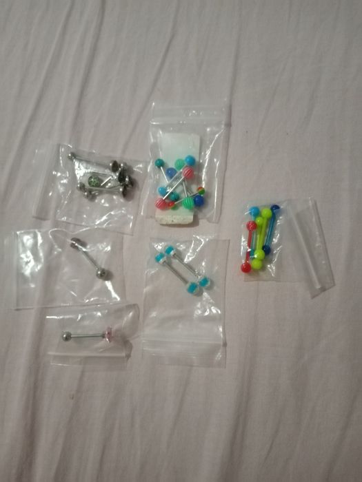 Piercings e bijuteria e maquina de furos